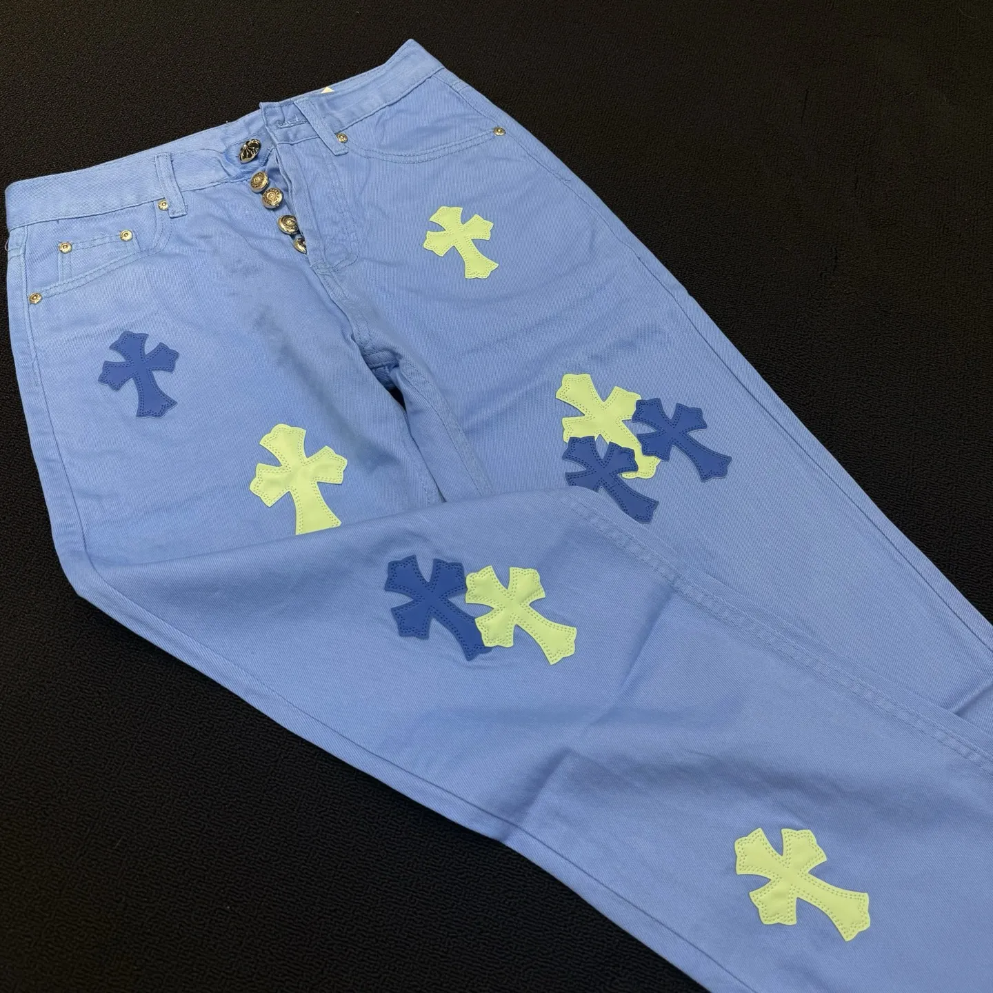 P280 Style number: D380 Chrome hearts CH grams new dopamine blue classic cross-fit leather jeans Size: s-xl (28 30 32 34) Color: dopamine light blue Size reference 28 pants length 100 waist circumference 72 30 pants length 101 waist circumference 76 32 pants length 103 waist circumference 80 34 pants length 104 waist circumference 84